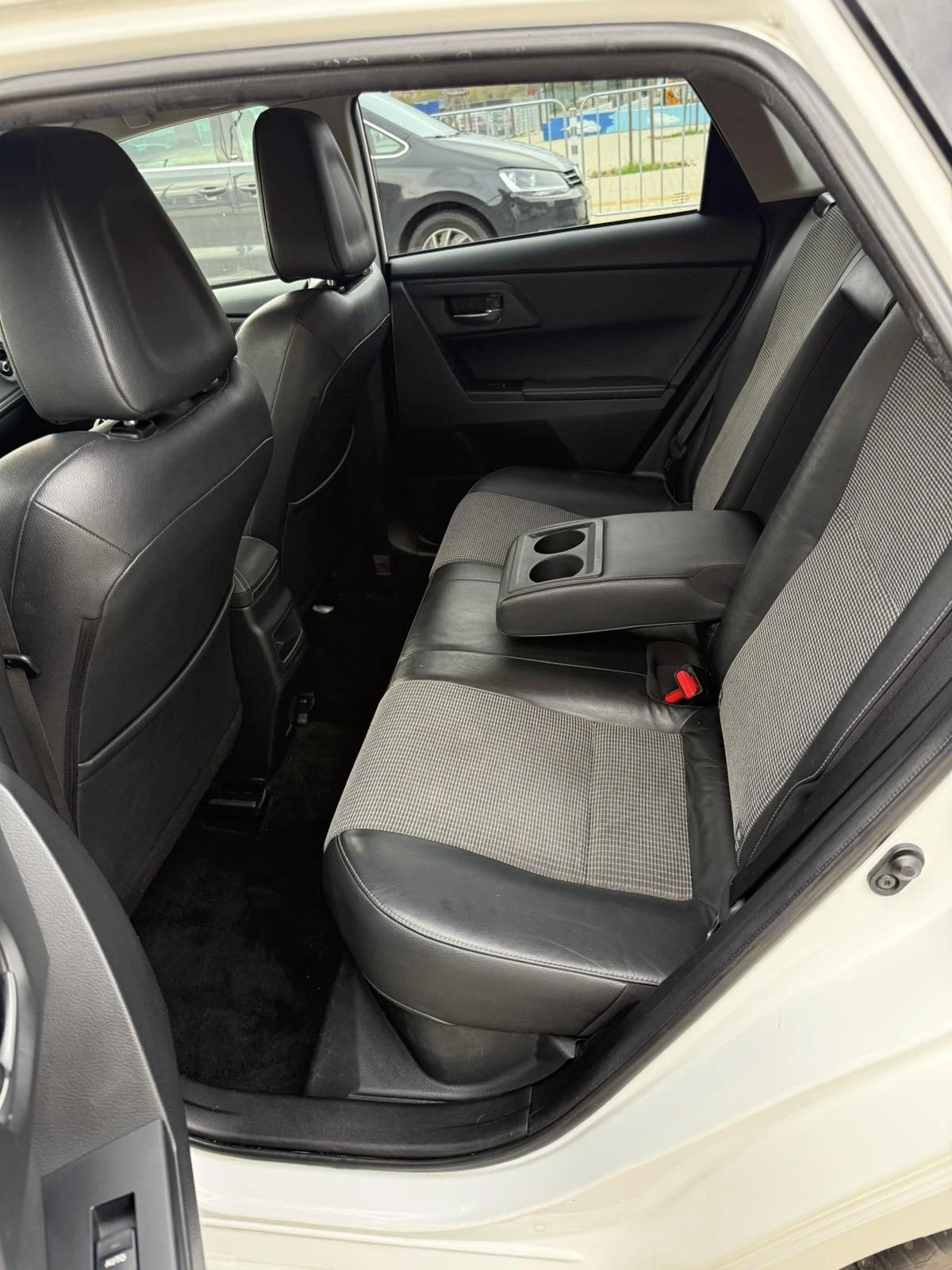 Toyota Auris 1.8 Hybrid - изображение 7