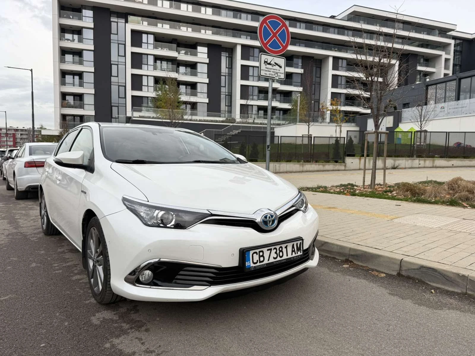 Toyota Auris 1.8 Hybrid - изображение 2