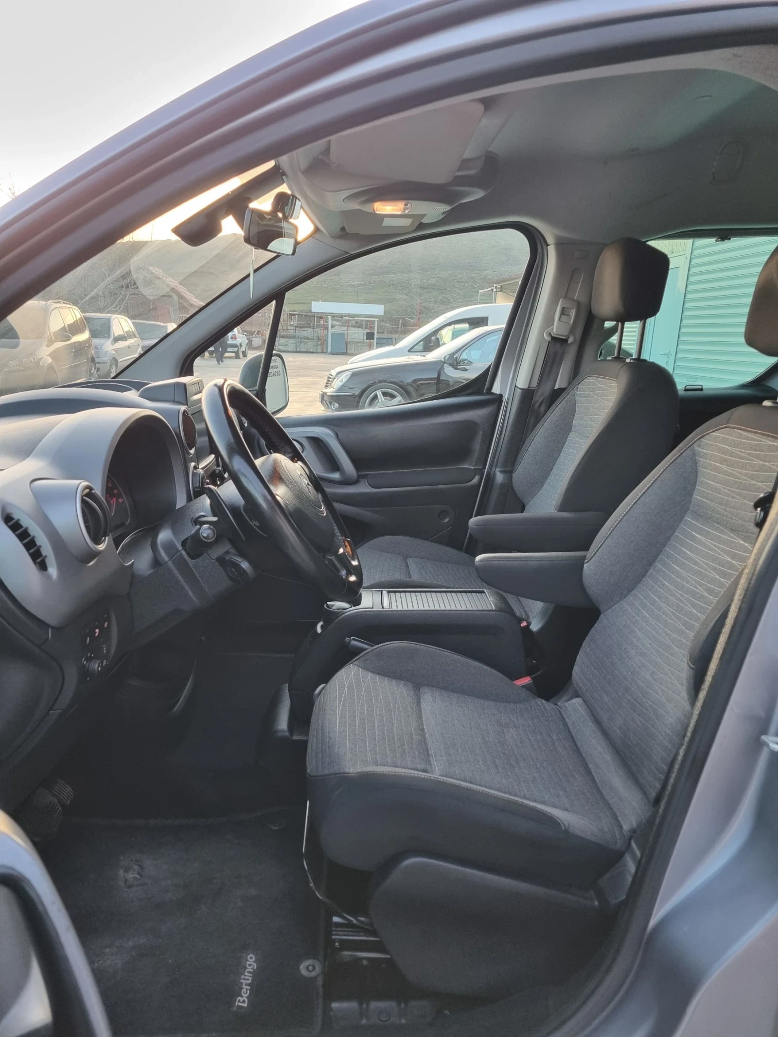 Citroen Berlingo 1.6hdi 99 коня Автомат, снимка 9 - Автомобили и джипове - 53818687