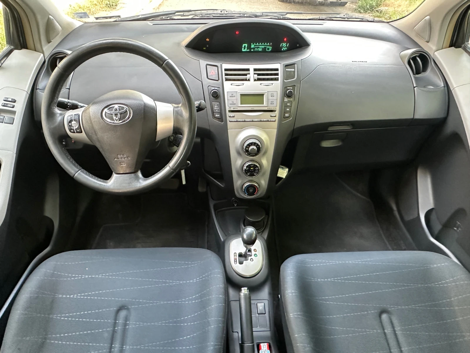 Toyota Yaris 1.3 Автоматик, снимка 10 - Автомобили и джипове - 54982979