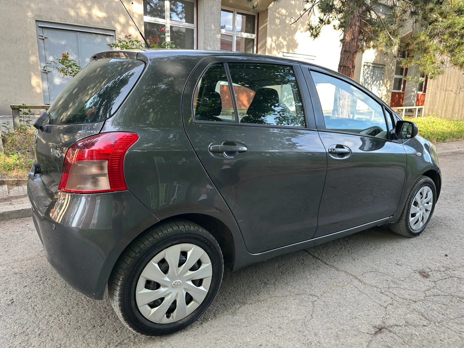Toyota Yaris 1.3 Автоматик, снимка 6 - Автомобили и джипове - 54982979