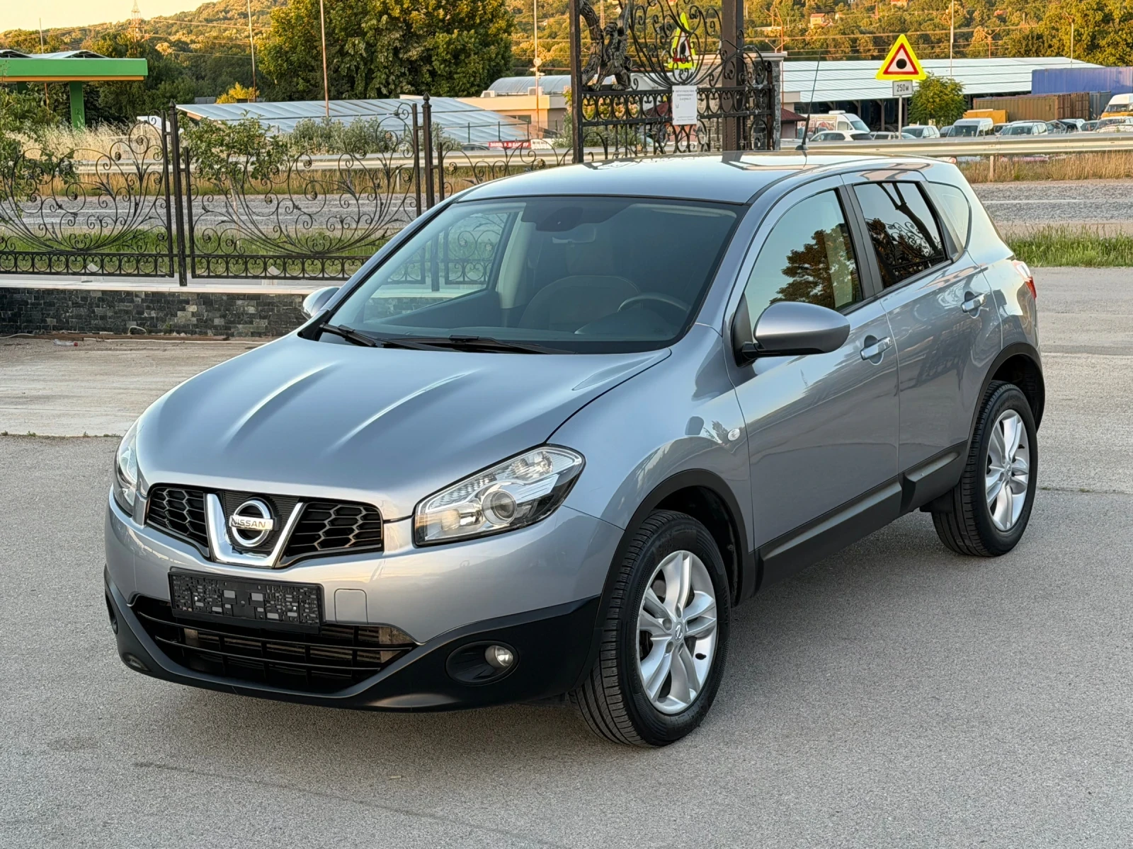 Nissan Qashqai 2.0DCI 4x4 АВТОМАТ ИТАЛИЯ, снимка 2 - Автомобили и джипове - 54907498