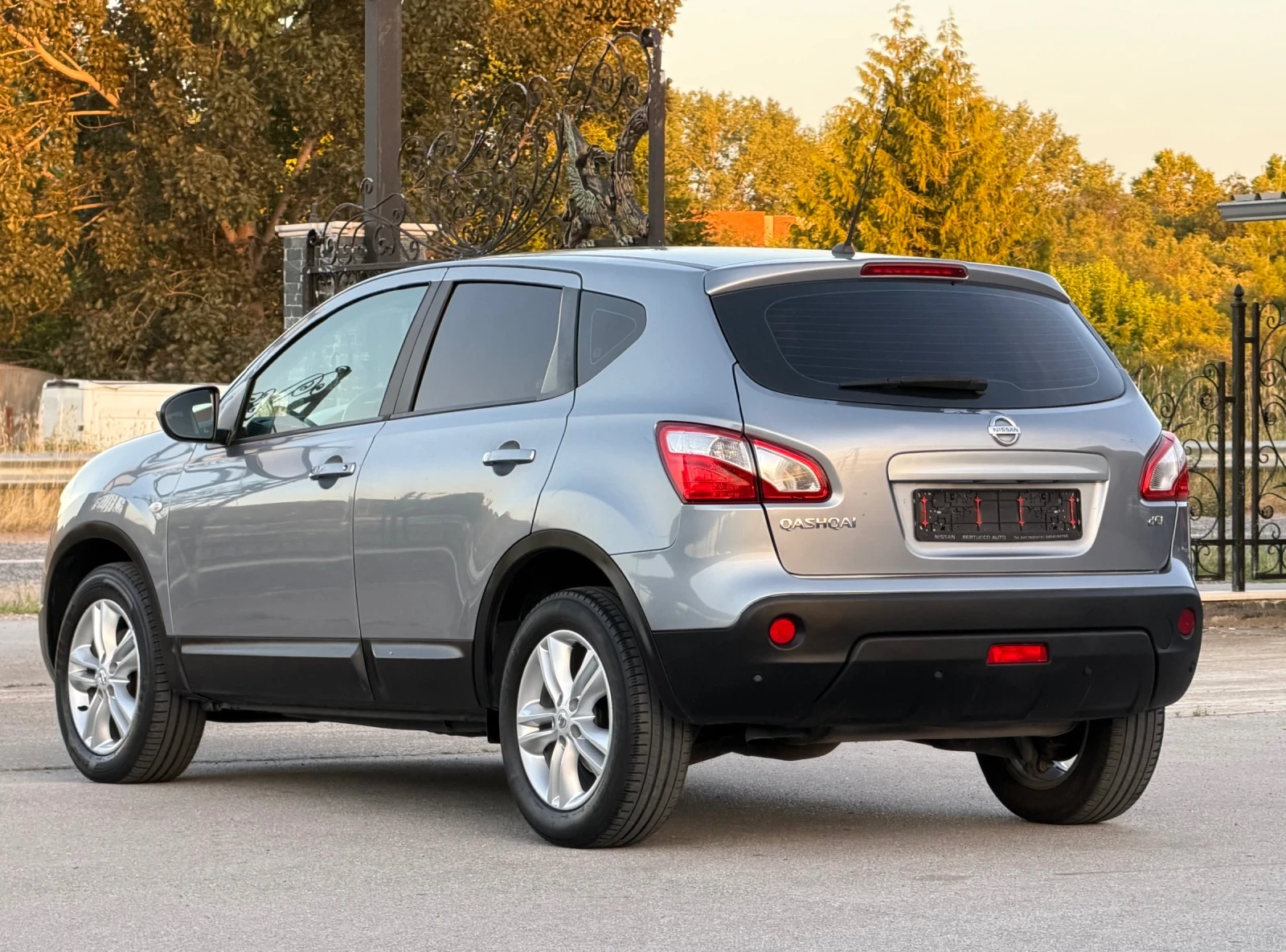 Nissan Qashqai 2.0DCI 4x4 АВТОМАТ ИТАЛИЯ, снимка 6 - Автомобили и джипове - 54907498