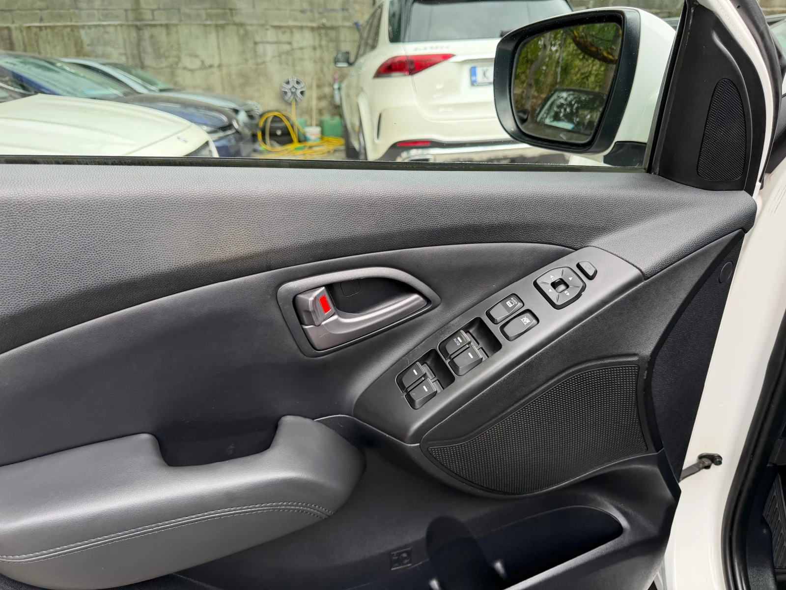 Hyundai IX35 2.0CRDI* 4x4* Premium, снимка 9 - Автомобили и джипове - 56276016