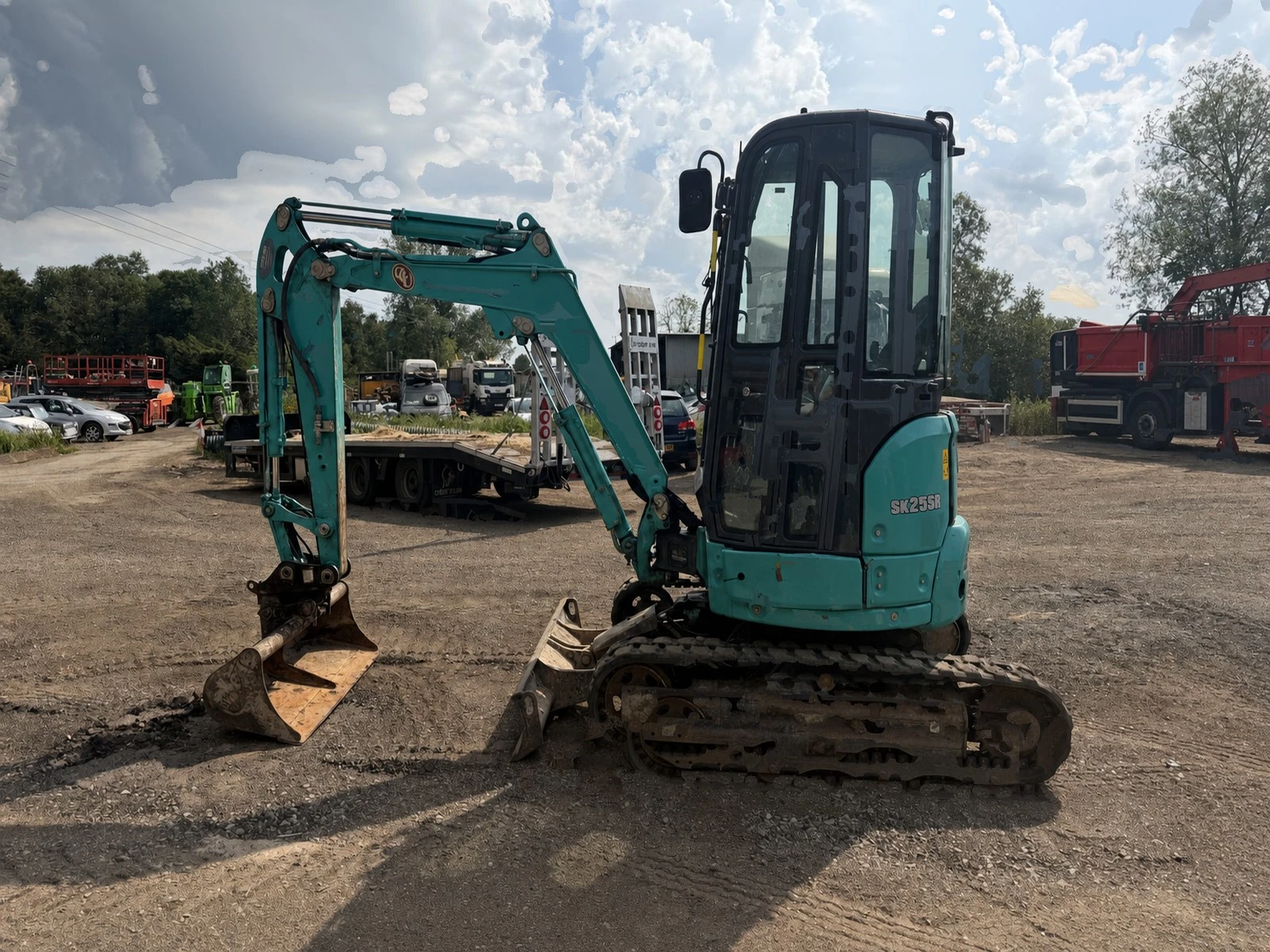Багер Kobelco SK25SR-6E