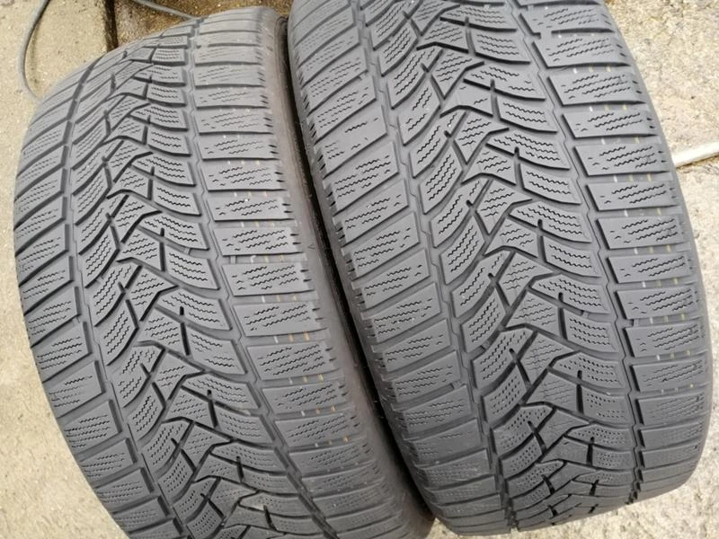 Гуми Зимни 225/40R18, снимка 2 - Гуми и джанти - 34448128