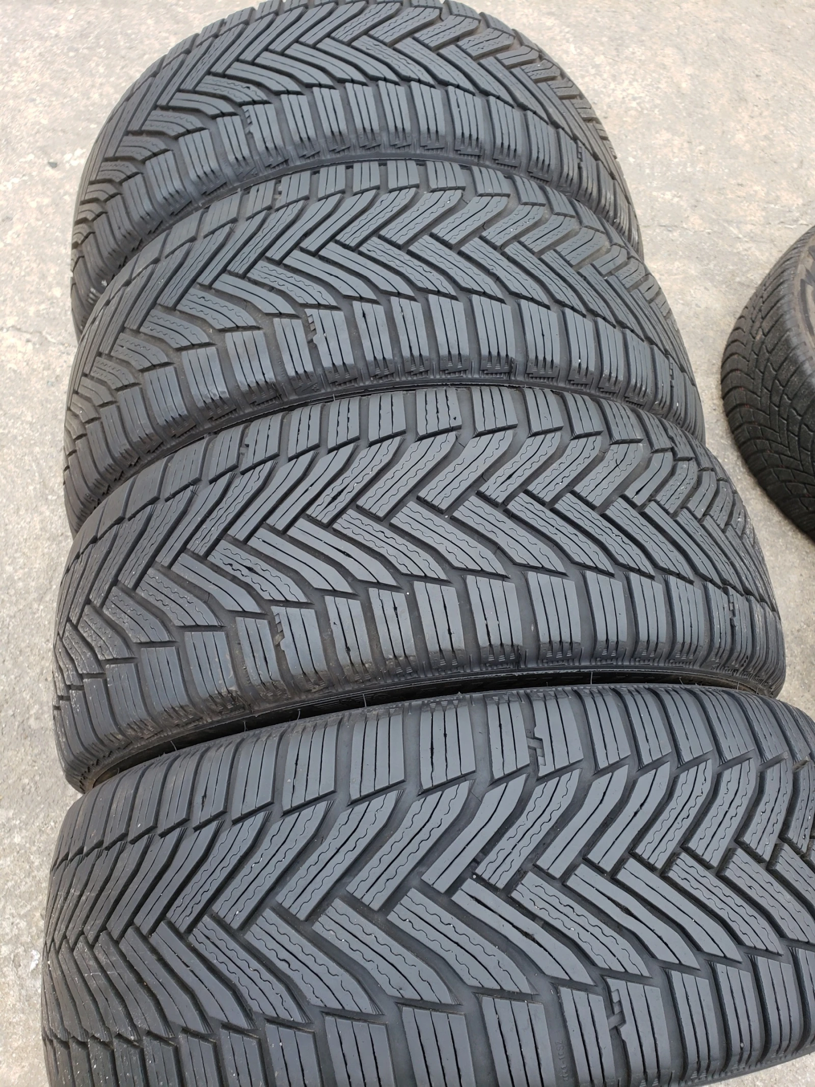 Гуми Зимни 225/45R17, снимка 4 - Гуми и джанти - 56281775