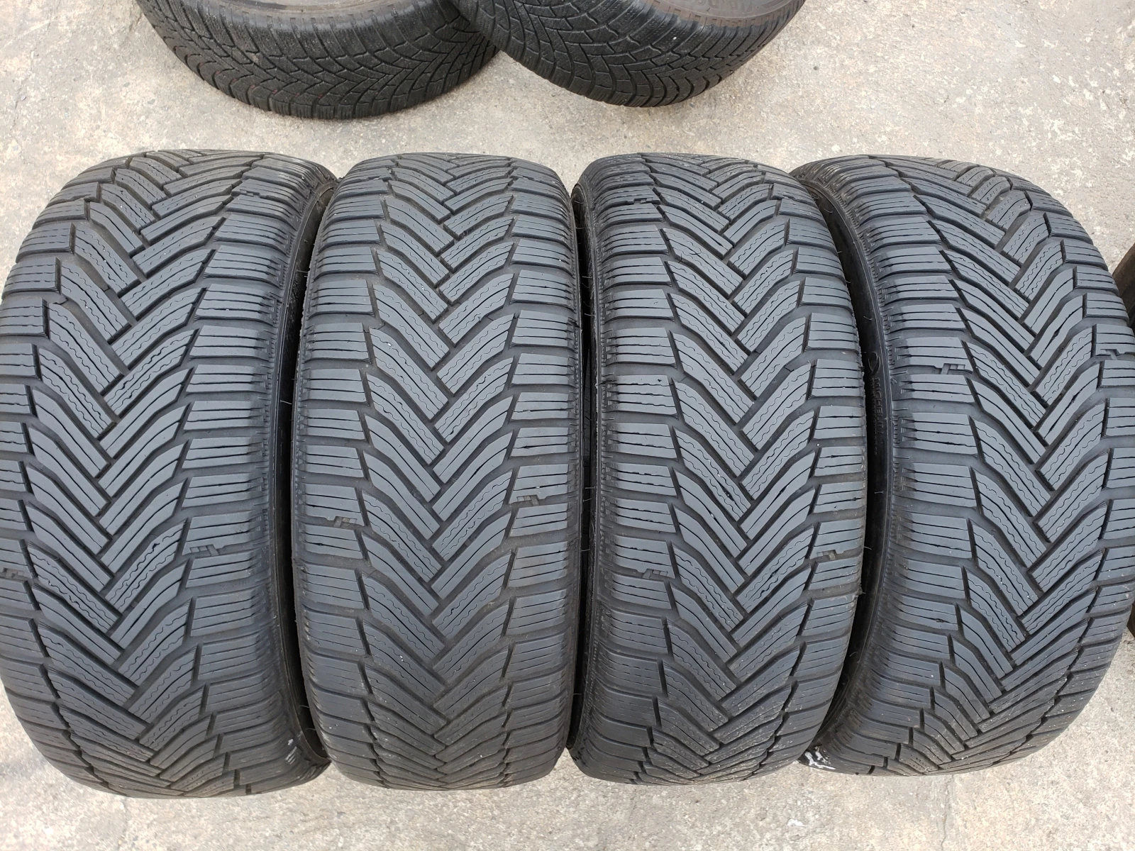 Гуми Зимни 225/45R17, снимка 3 - Гуми и джанти - 56281775