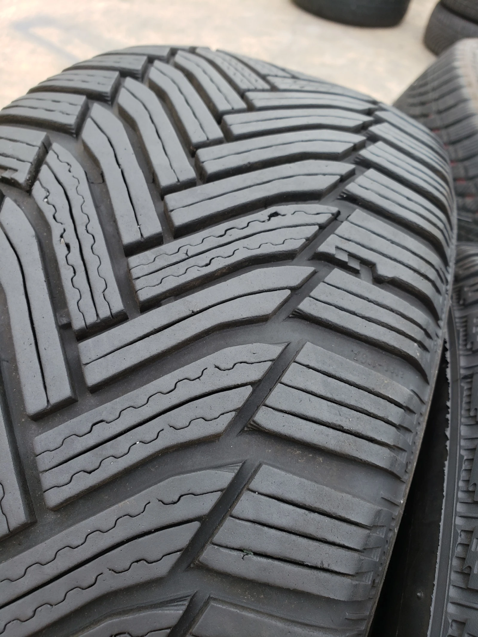 Гуми Зимни 225/45R17, снимка 8 - Гуми и джанти - 56281775