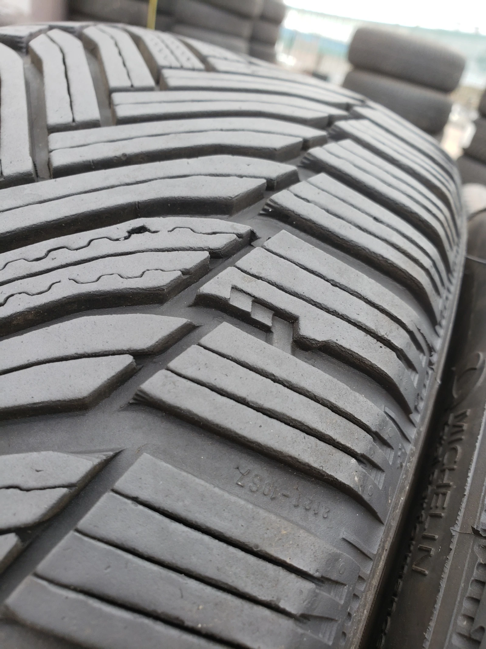 Гуми Зимни 225/45R17, снимка 2 - Гуми и джанти - 56281775