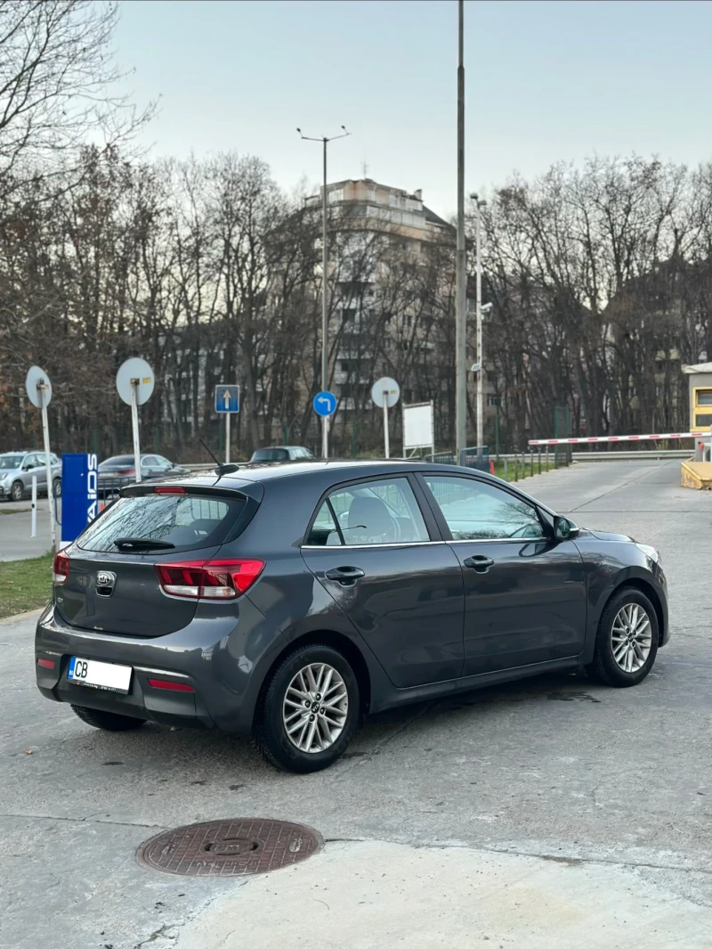 Kia Rio 1.4/Автоматик, снимка 4 - Автомобили и джипове - 52789009