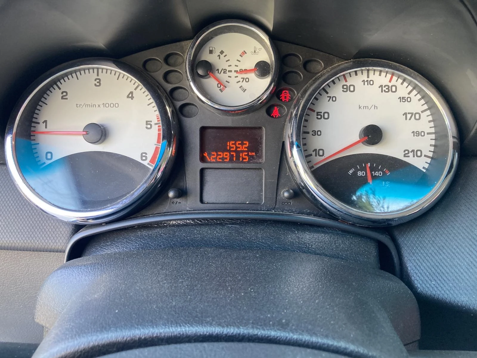 Peugeot 207 1.6HDI Топ Оферта, снимка 12 - Автомобили и джипове - 55673779