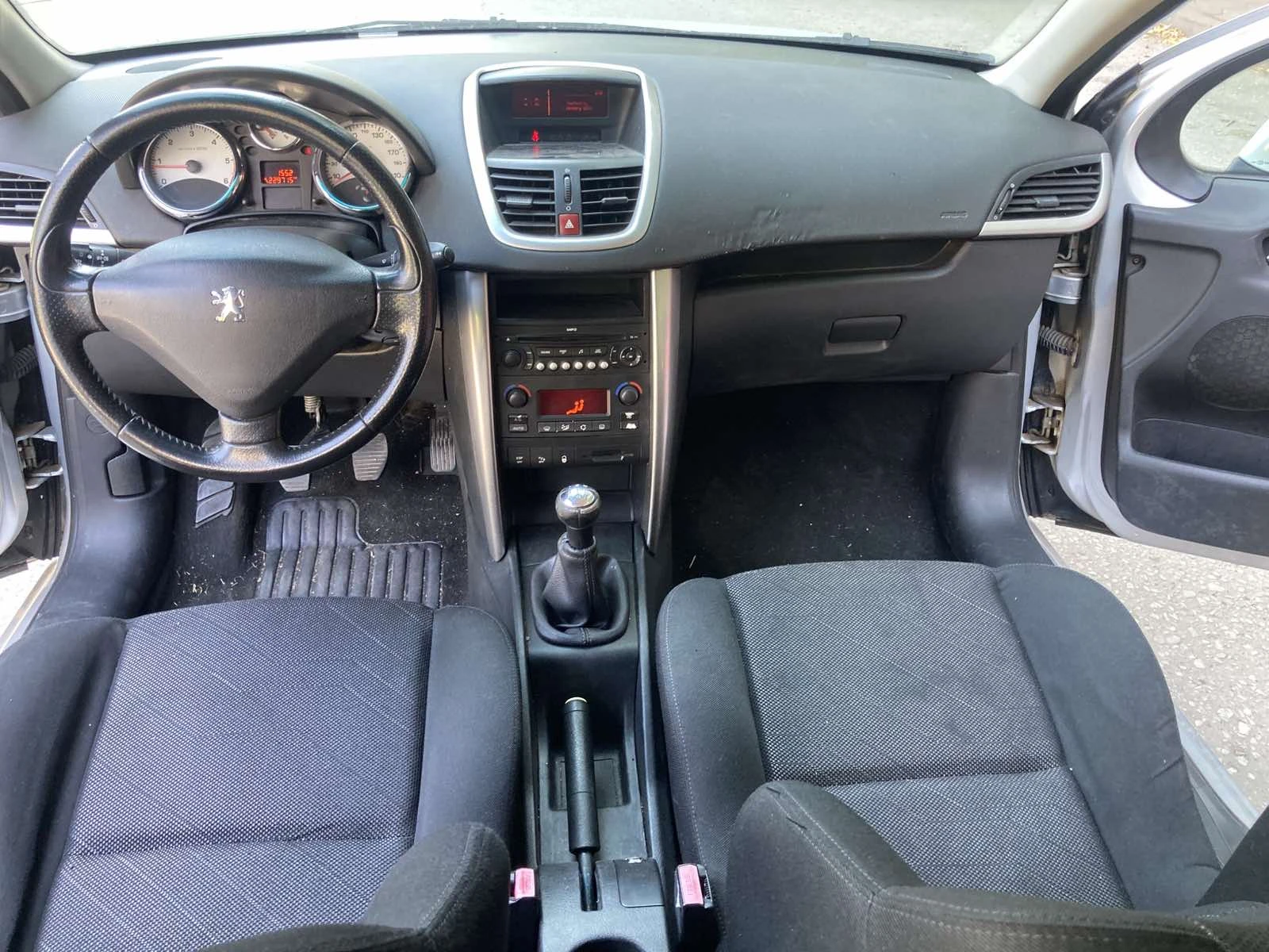 Peugeot 207 1.6HDI Топ Оферта, снимка 7 - Автомобили и джипове - 55673779