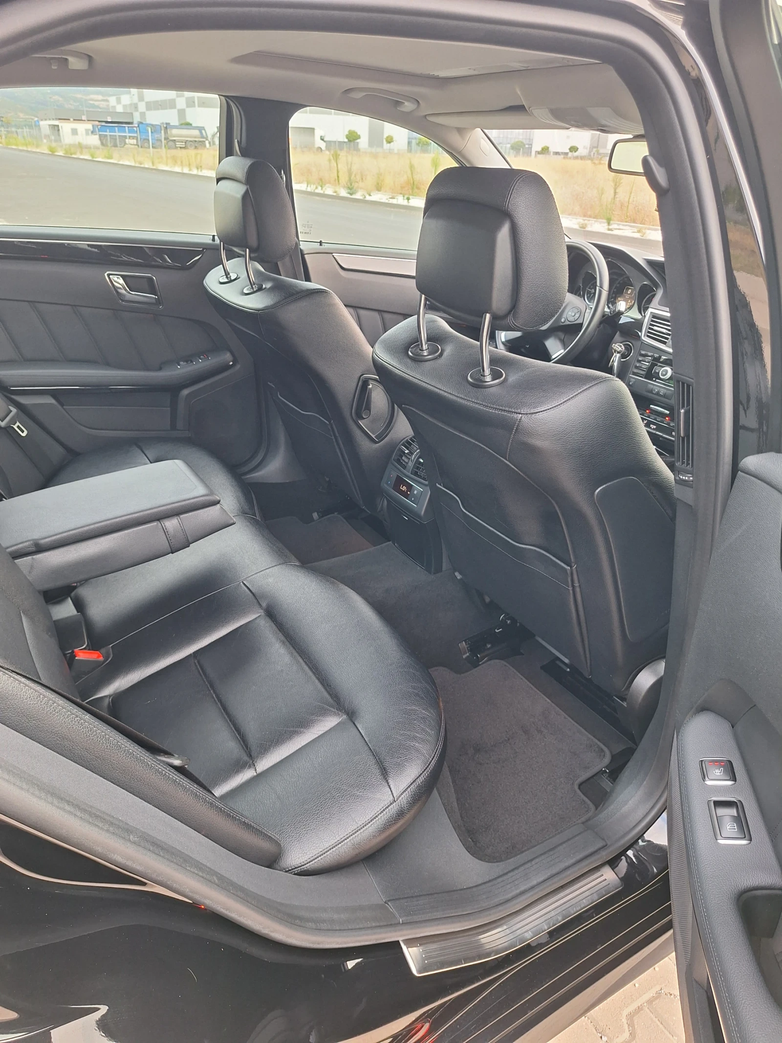 Mercedes-Benz E 350 3.5 CDI Avantgarde , снимка 11 - Автомобили и джипове - 55932325