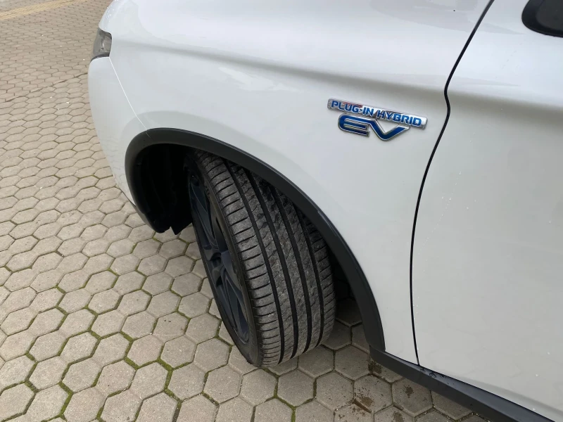 Mitsubishi Outlander 2.0PHEV/4x4, снимка 15 - Автомобили и джипове - 52707029