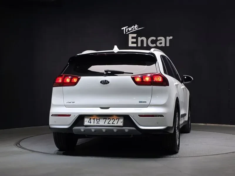 Kia Niro LUXURY ПОДГРЕВ* КАМЕРА* ПАРКТРОНИК* НАВИГАЦИЯ, снимка 4 - Автомобили и джипове - 56655710