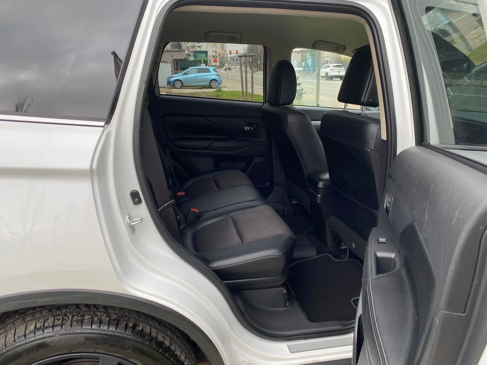 Mitsubishi Outlander 2.0PHEV/4x4 | Mobile.bg   13