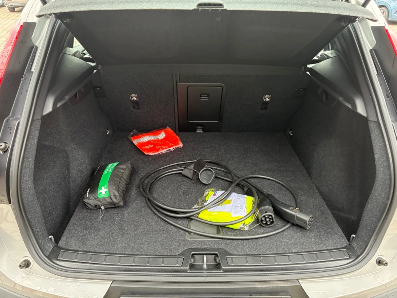 Volvo XC40 Core - Electric, снимка 13 - Автомобили и джипове - 53995815