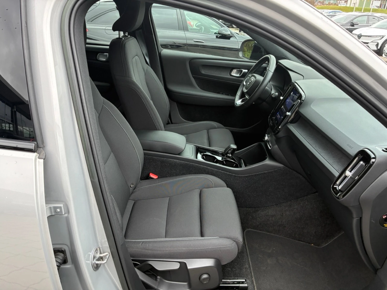 Volvo XC40 Core - Electric, снимка 11 - Автомобили и джипове - 53995815