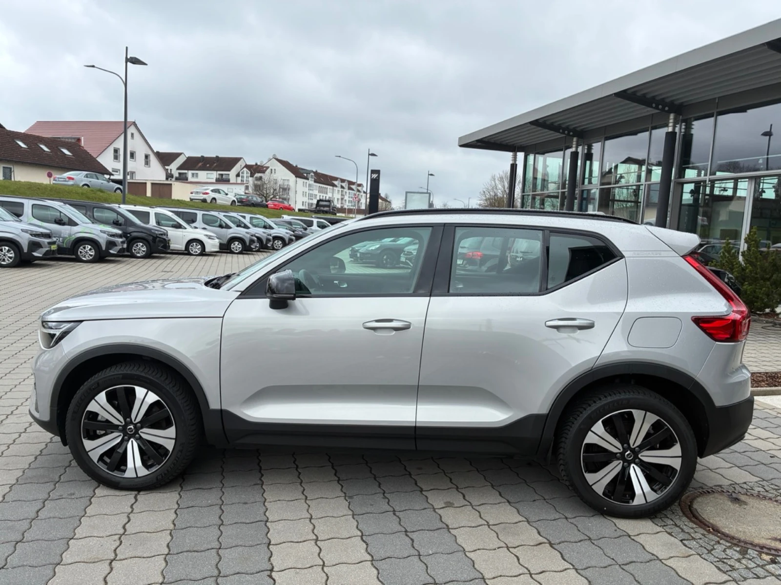 Volvo XC40 Core - Electric, снимка 4 - Автомобили и джипове - 53995815