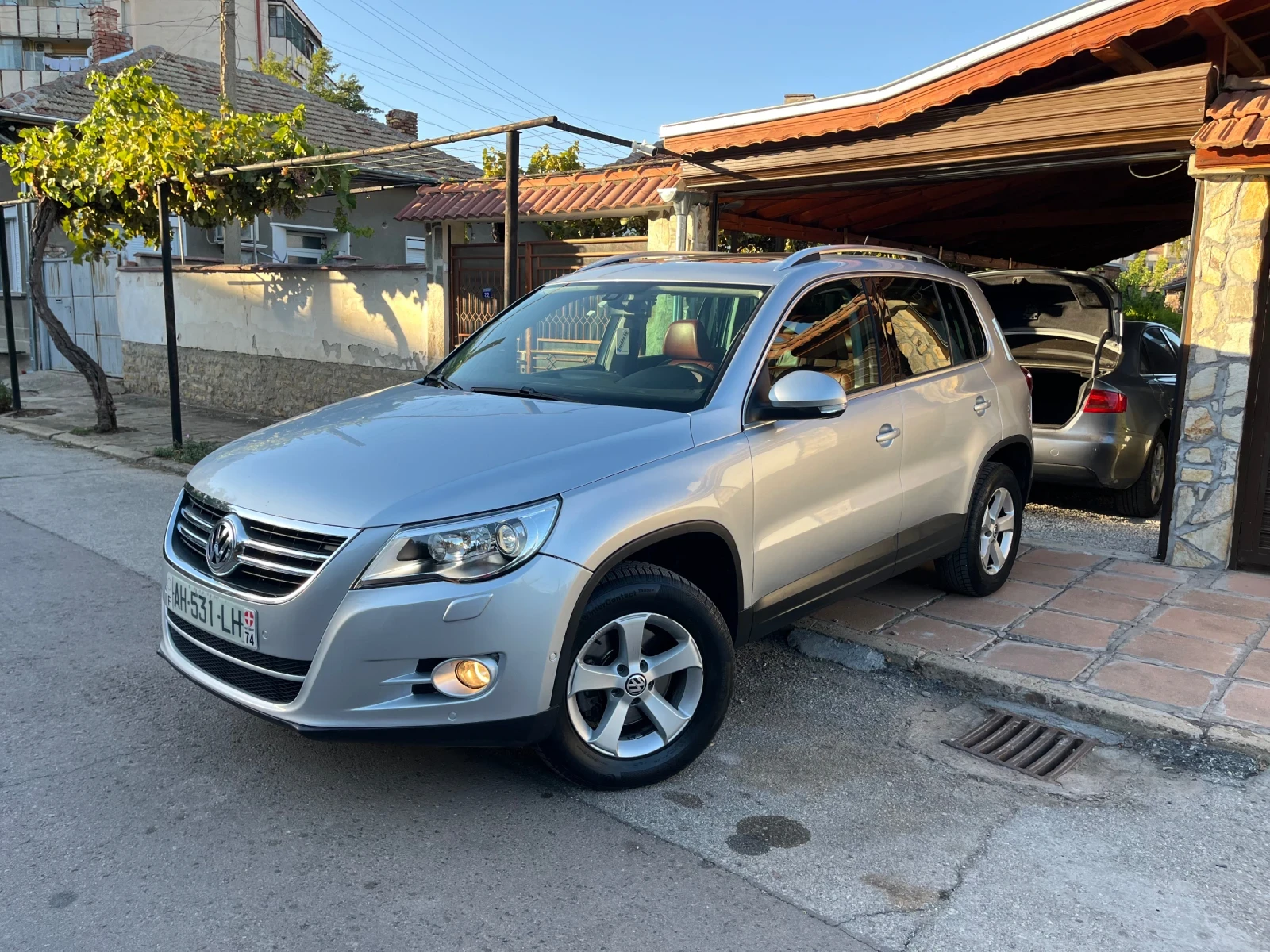 VW Tiguan DSG-4x4-Full-BiXenon, снимка 2 - Автомобили и джипове - 55971680