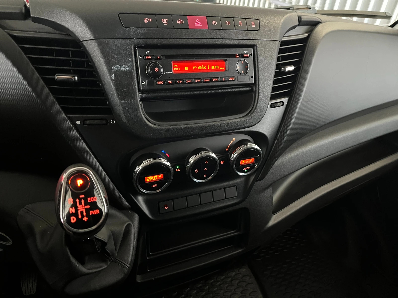 Iveco Daily 35S14 L2H2 140KC ЕВРО 6C ZF-АВТ. ПЕРФЕКТЕН, снимка 11 - Бусове и автобуси - 55471307