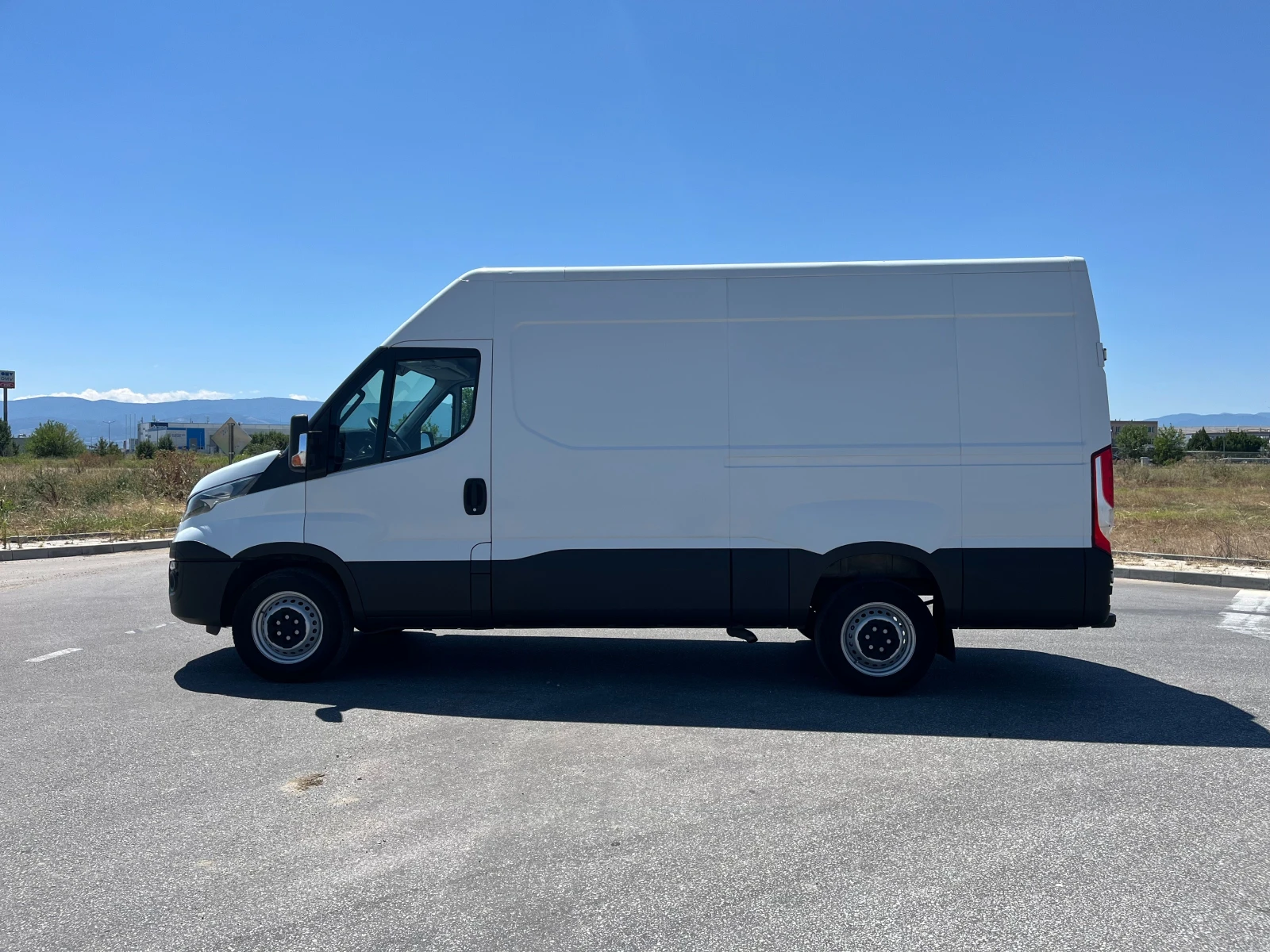 Iveco Daily 35S14 L2H2 140KC ЕВРО 6C ZF-АВТ. ПЕРФЕКТЕН, снимка 2 - Бусове и автобуси - 55471307