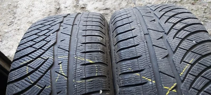 Гуми Зимни 245/45R18, снимка 1 - Гуми и джанти - 35125062