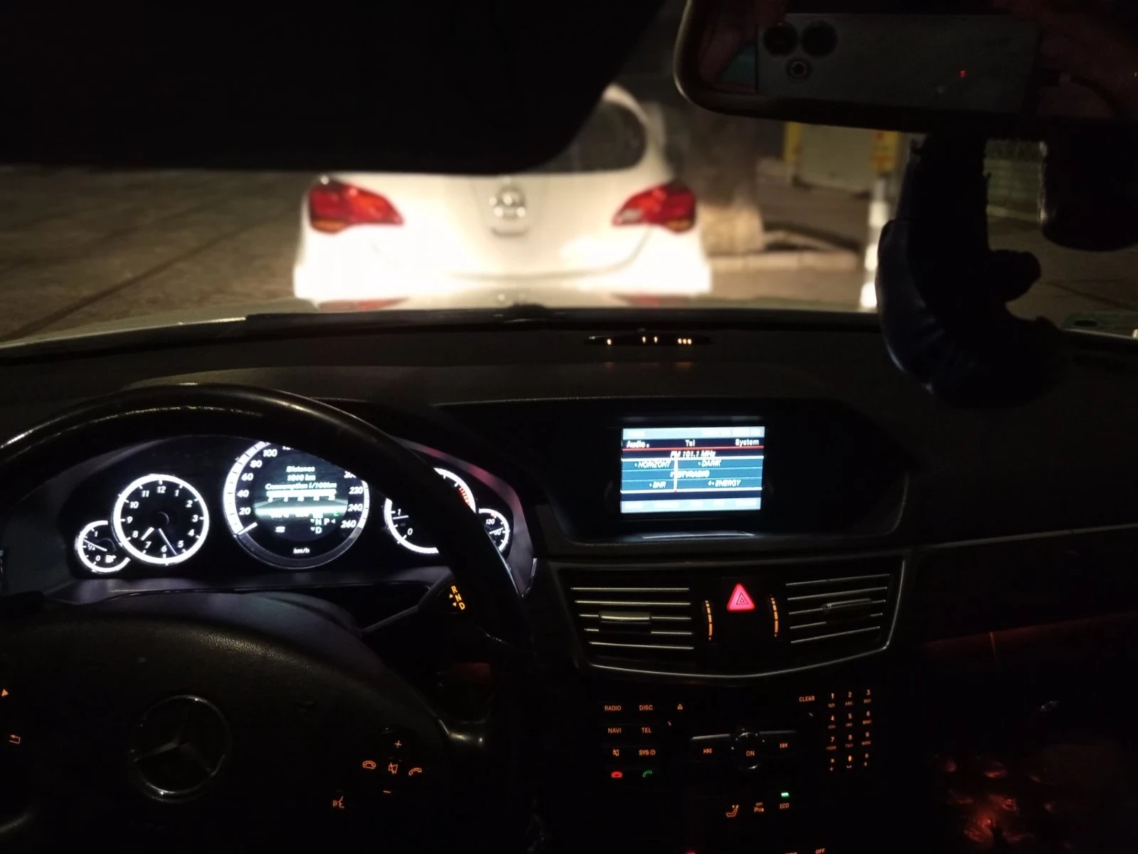 Mercedes-Benz E 200 Обслужен , снимка 9 - Автомобили и джипове - 53895988