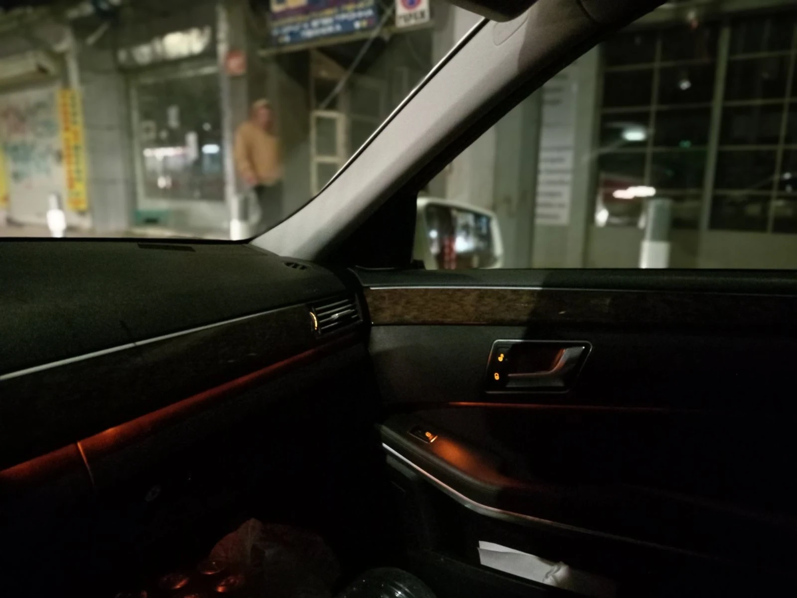 Mercedes-Benz E 200 Обслужен , снимка 10 - Автомобили и джипове - 53895988