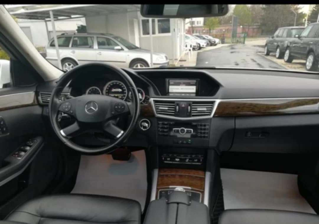 Mercedes-Benz E 200 Обслужен , снимка 13 - Автомобили и джипове - 53895988