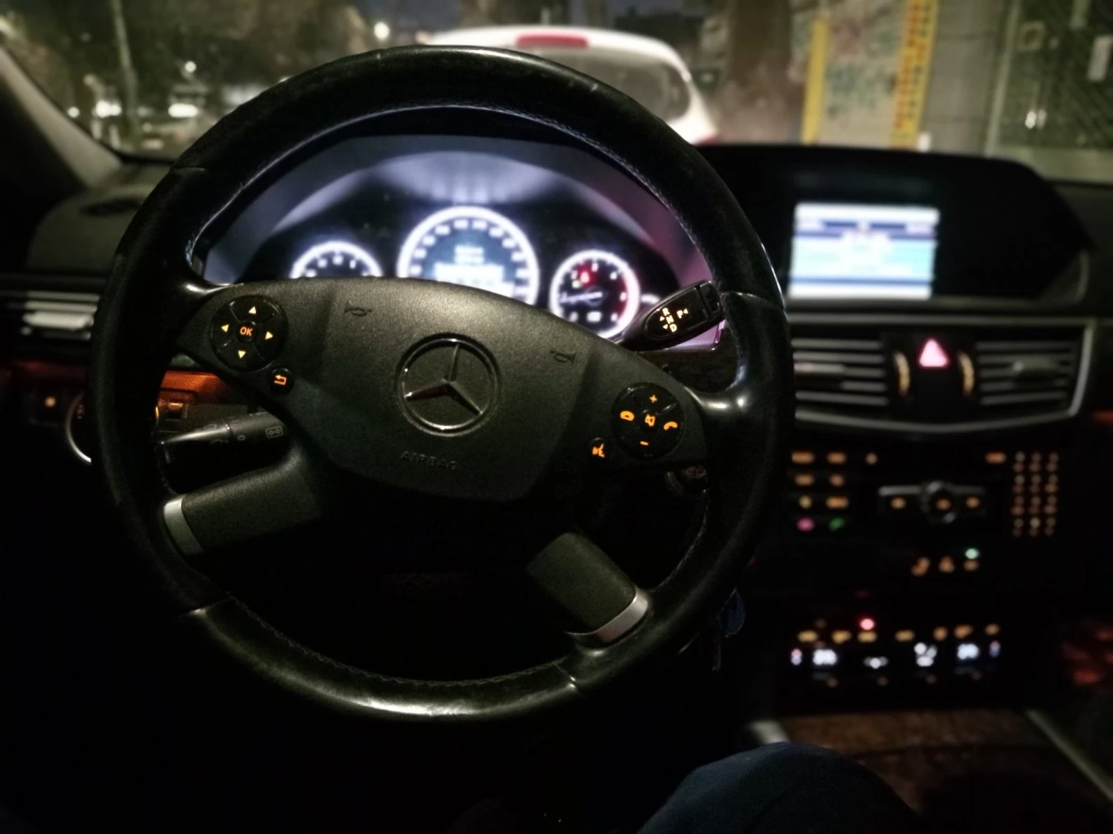 Mercedes-Benz E 200 Обслужен , снимка 8 - Автомобили и джипове - 53895988