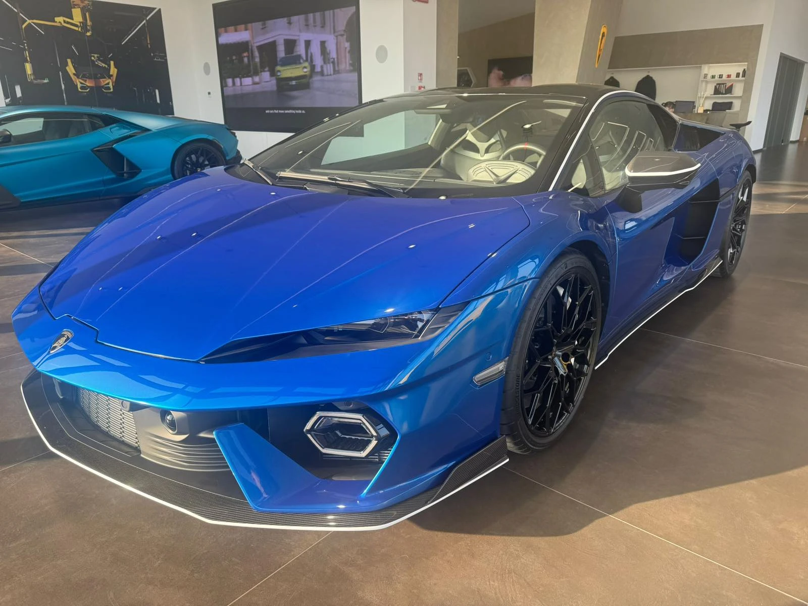 Lamborghini Temerario Leggere Turbo V8 Hybrid | Auto.bg — изображение 1