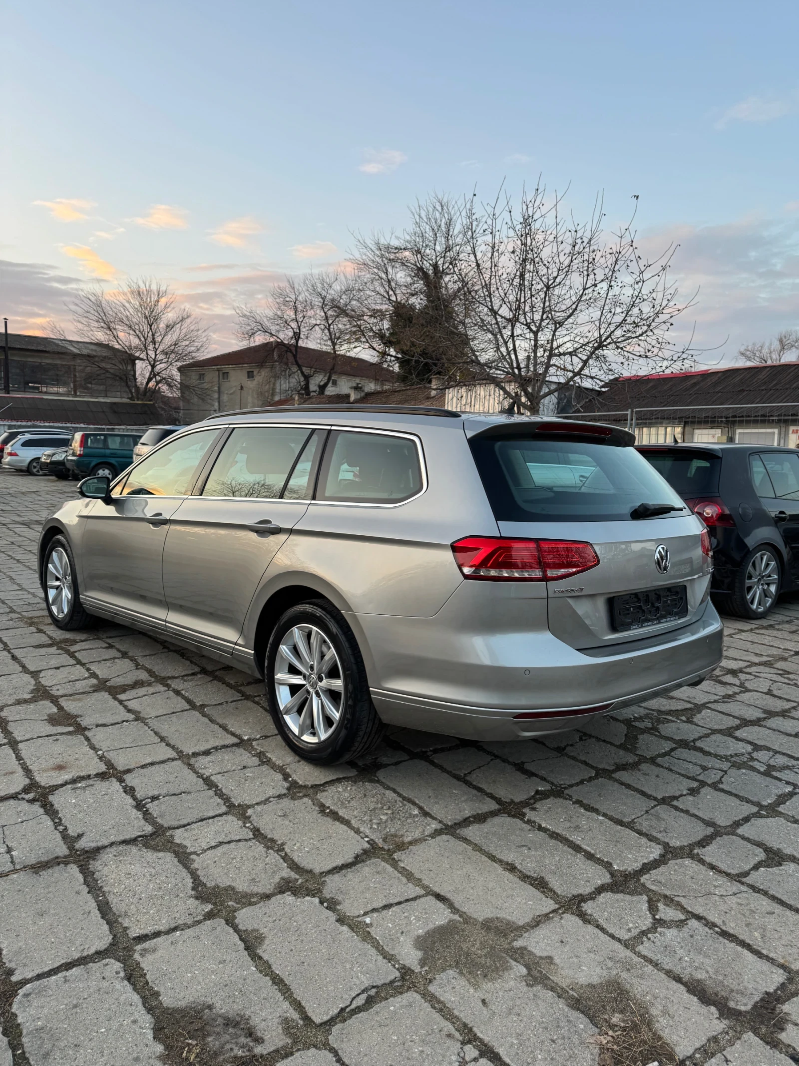 VW Passat ДИСТРОНИК* DSG* ОБСЛУЖЕНА* ПЪЛНА ИСТОРИЯ* РЕАЛНИ К - изображение 3