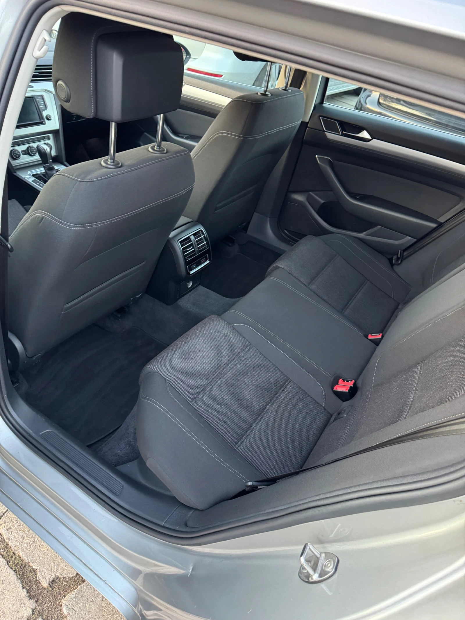 VW Passat ДИСТРОНИК* DSG* ОБСЛУЖЕНА* ПЪЛНА ИСТОРИЯ* РЕАЛНИ К - изображение 7