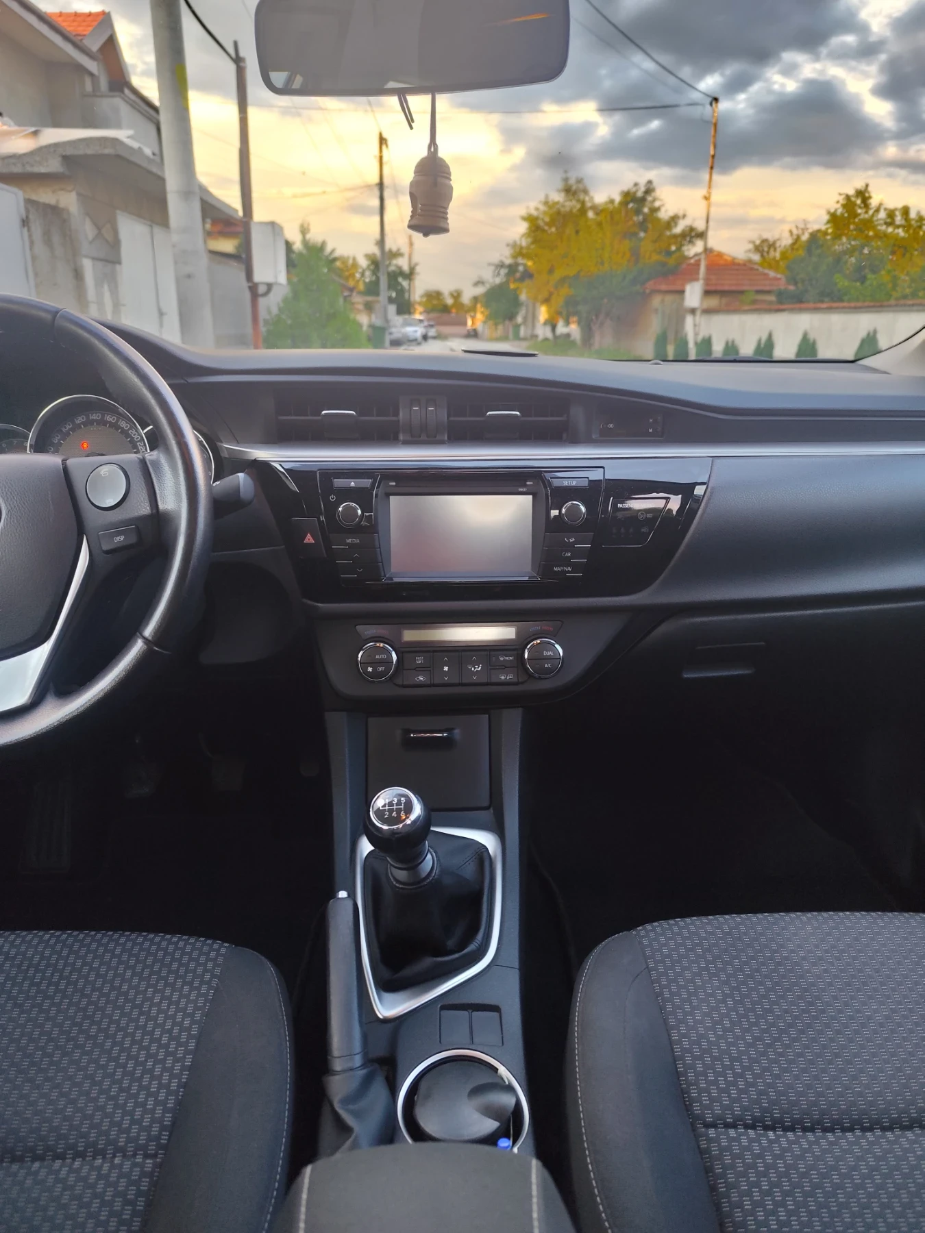 Toyota Corolla 1.6, снимка 12 - Автомобили и джипове - 56078161