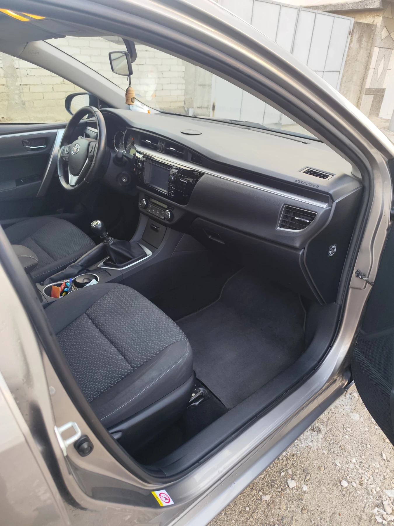 Toyota Corolla 1.6, снимка 10 - Автомобили и джипове - 56078161