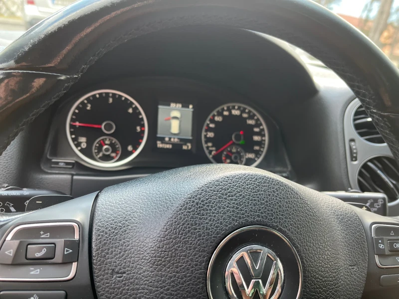 VW Tiguan 2.0tdi, 4x4, снимка 12 - Автомобили и джипове - 49180972