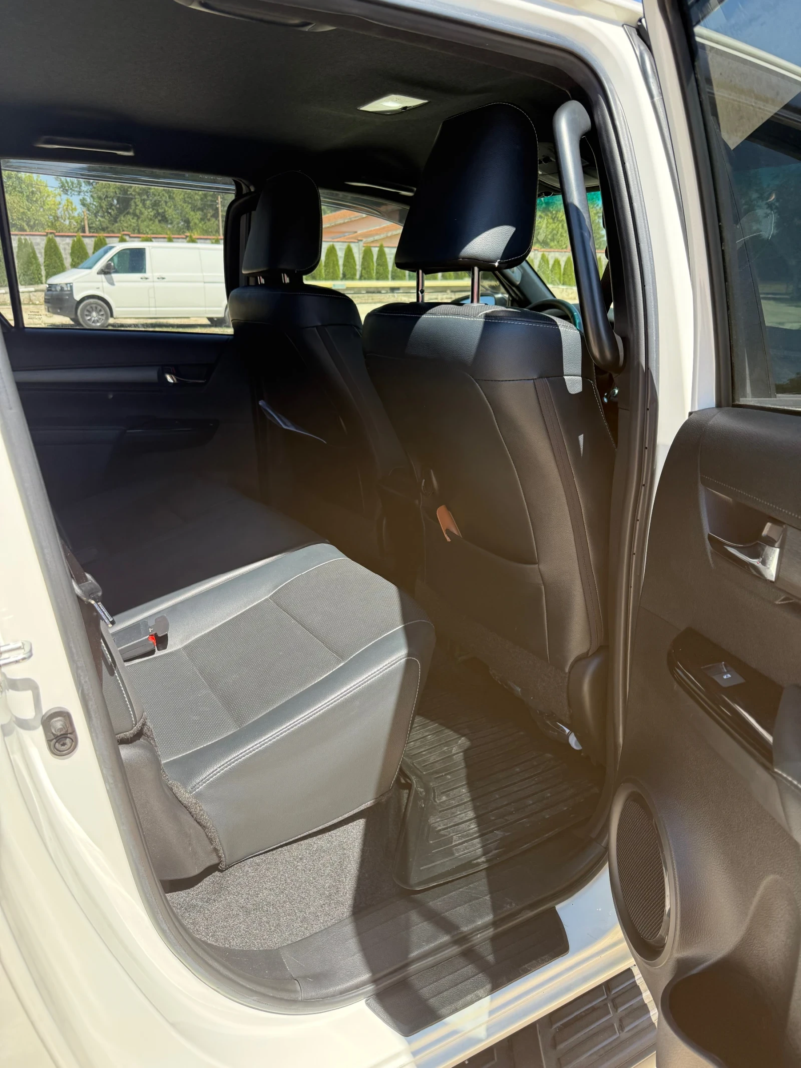Toyota Hilux 2.8D Invincible, снимка 6 - Автомобили и джипове - 55690447
