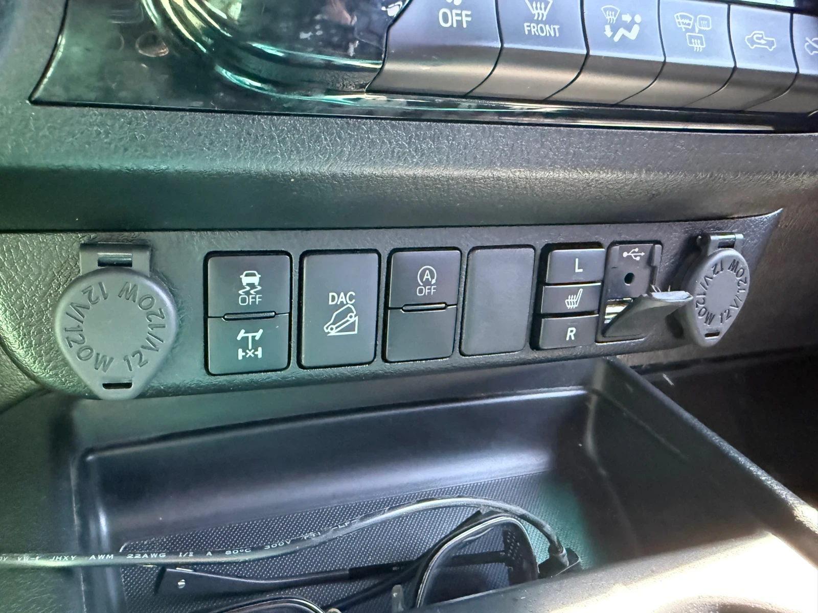 Toyota Hilux 2.8D Invincible, снимка 12 - Автомобили и джипове - 55690447