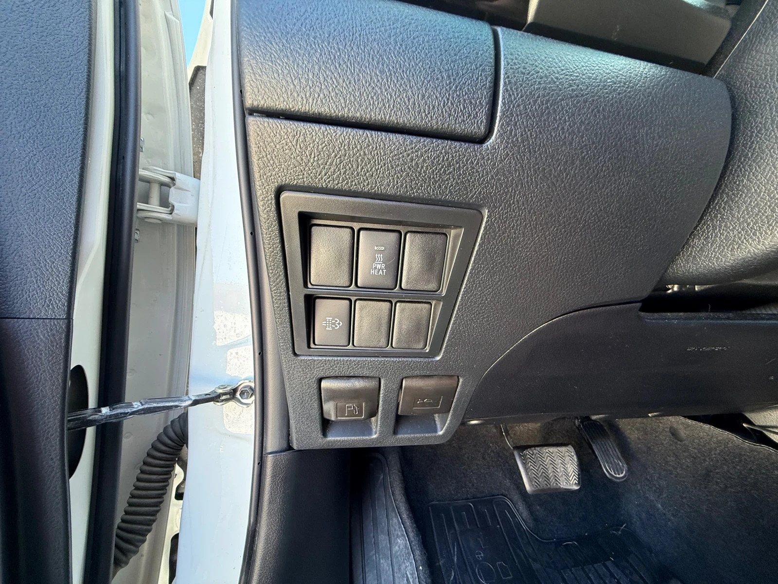 Toyota Hilux 2.8D Invincible, снимка 11 - Автомобили и джипове - 55690447
