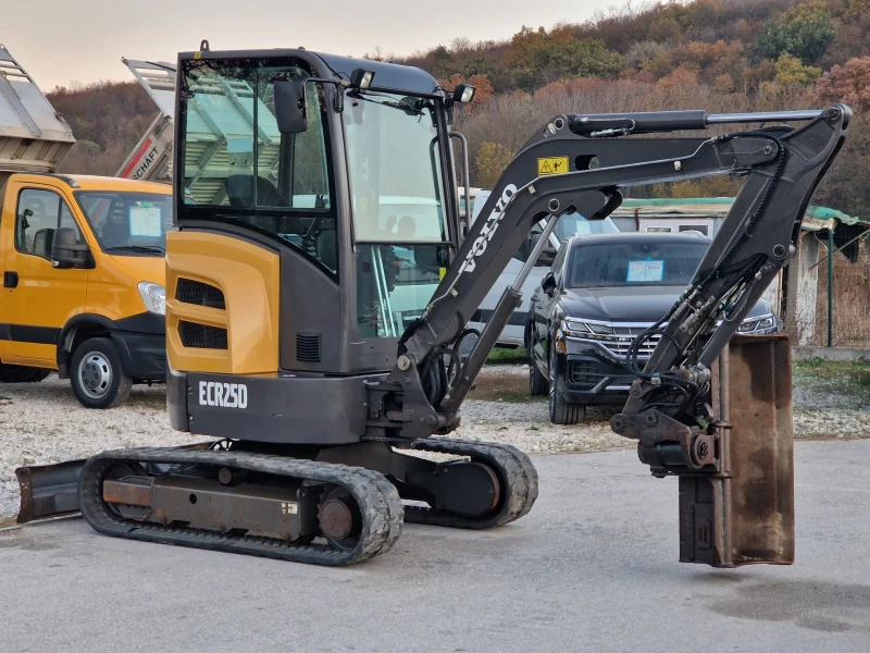 Багер Volvo ECR25D/2.5т./НулевРадиус/POWERTILT/Хидр.откл./, снимка 2 - Индустриална техника - 47909312