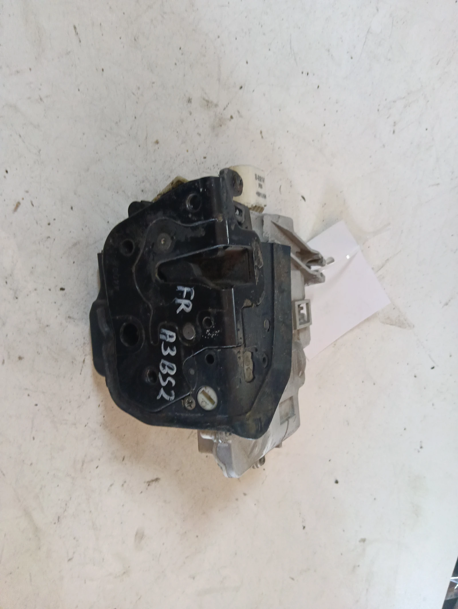 брава (предна дясна) 4F0837016 Audi A3