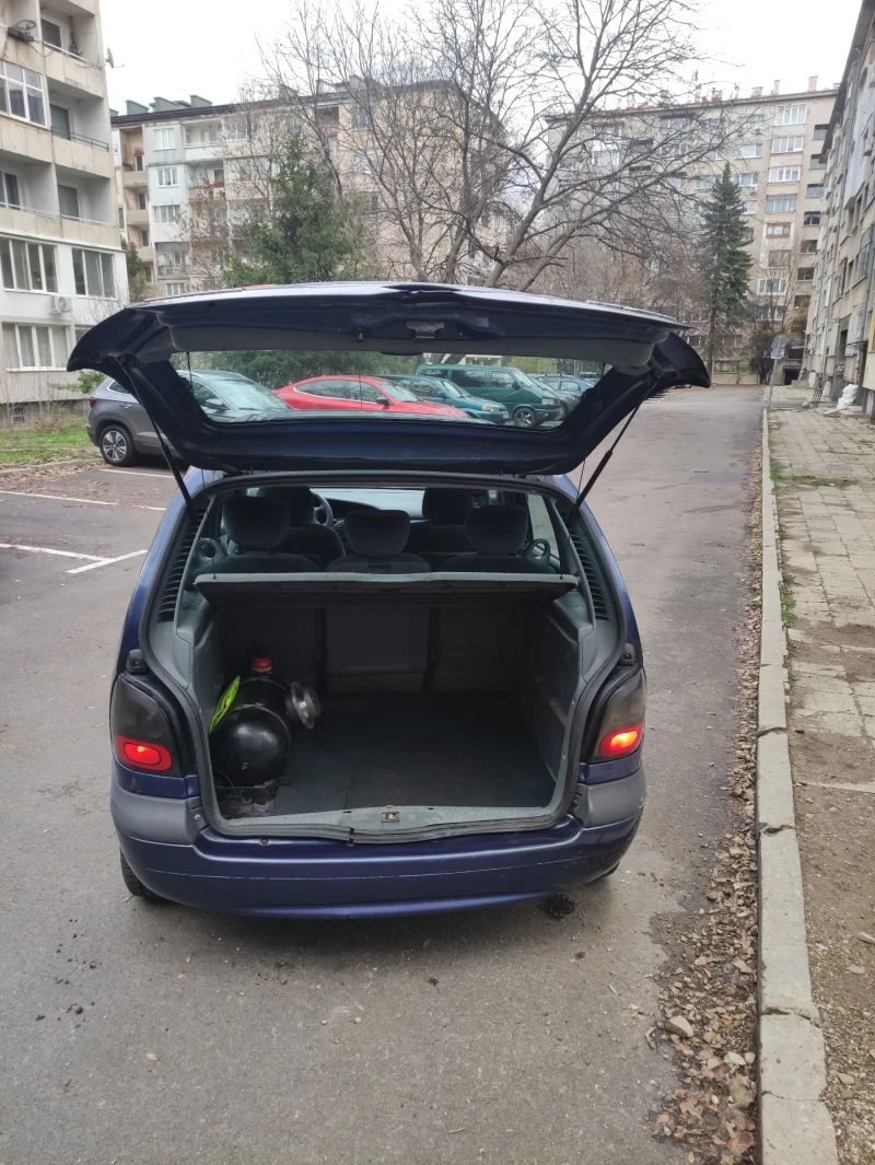 Renault Scenic, снимка 2 - Автомобили и джипове - 52645532