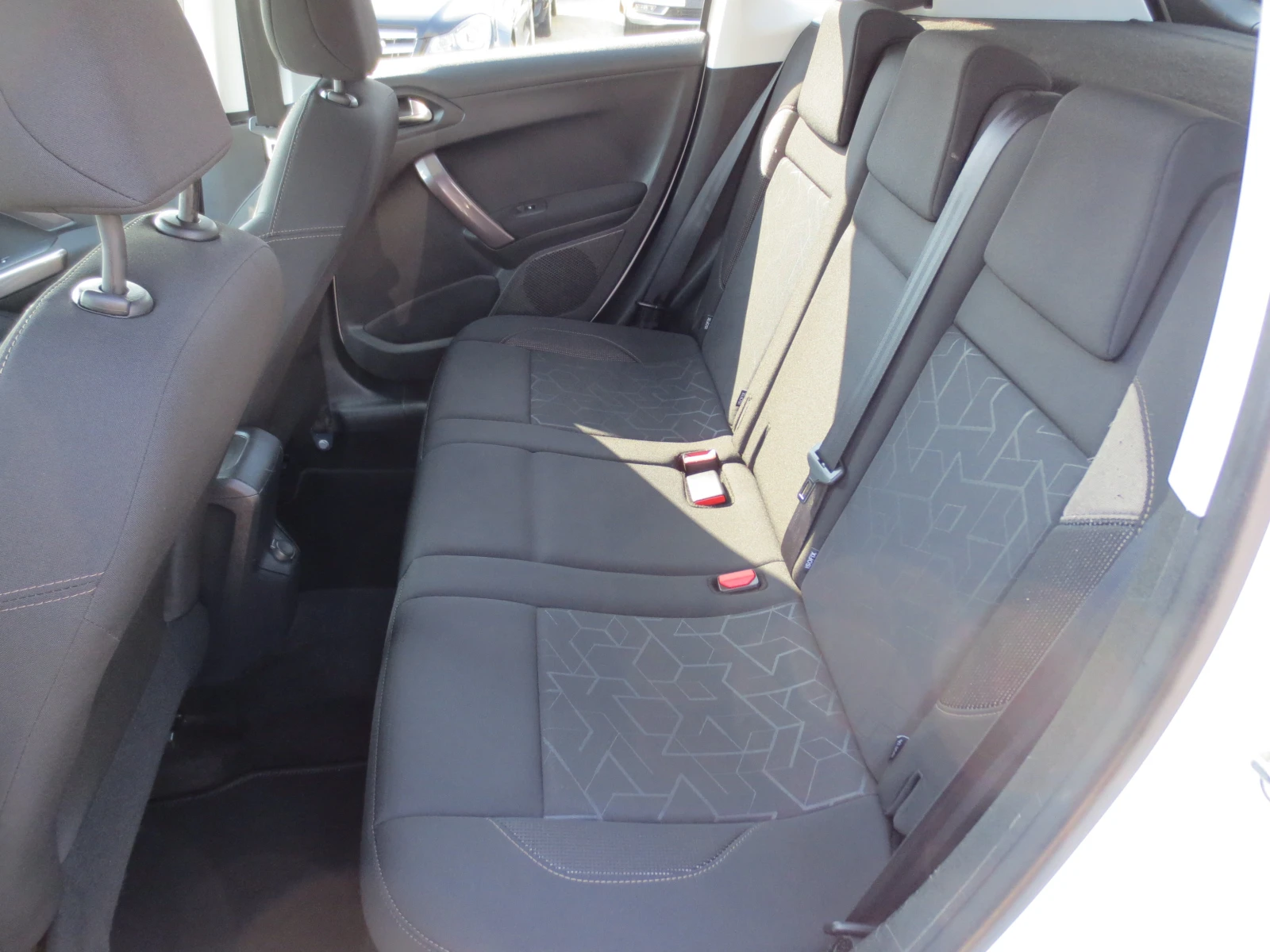 Peugeot 2008 1.6 HDI , снимка 12 - Автомобили и джипове - 53706898