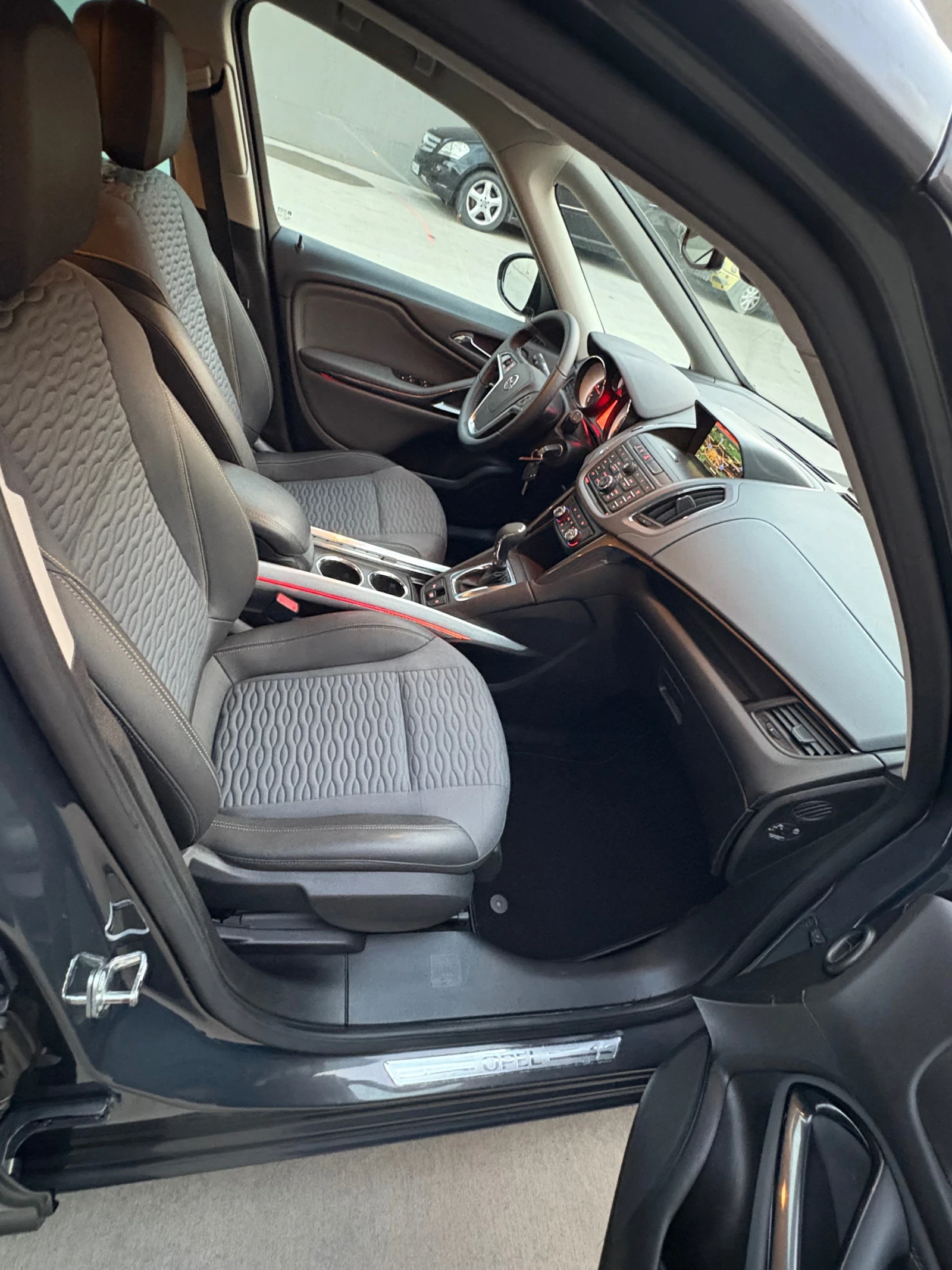 Opel Zafira Tourer Cosmo 2.0 diesel 165kc Automatic, снимка 16 - Автомобили и джипове - 54102707