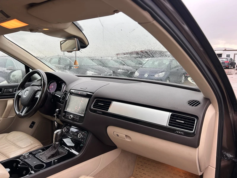 VW Touareg 3.0TDI 4X4 AVTOMAT/PANORAMA/NAVI/KOJA , снимка 10 - Автомобили и джипове - 47549349