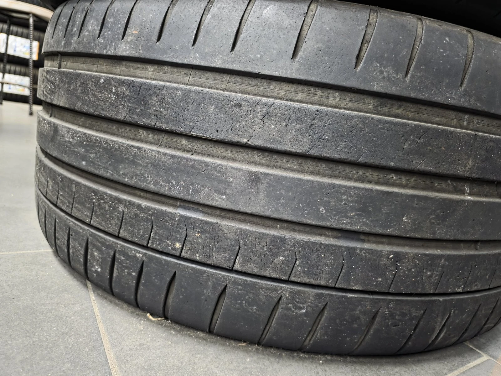 Гуми Летни 255/40R19, снимка 2 - Гуми и джанти - 56731012