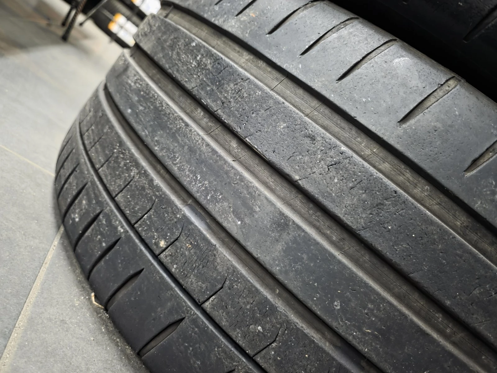 Гуми Летни 255/40R19, снимка 5 - Гуми и джанти - 56731012