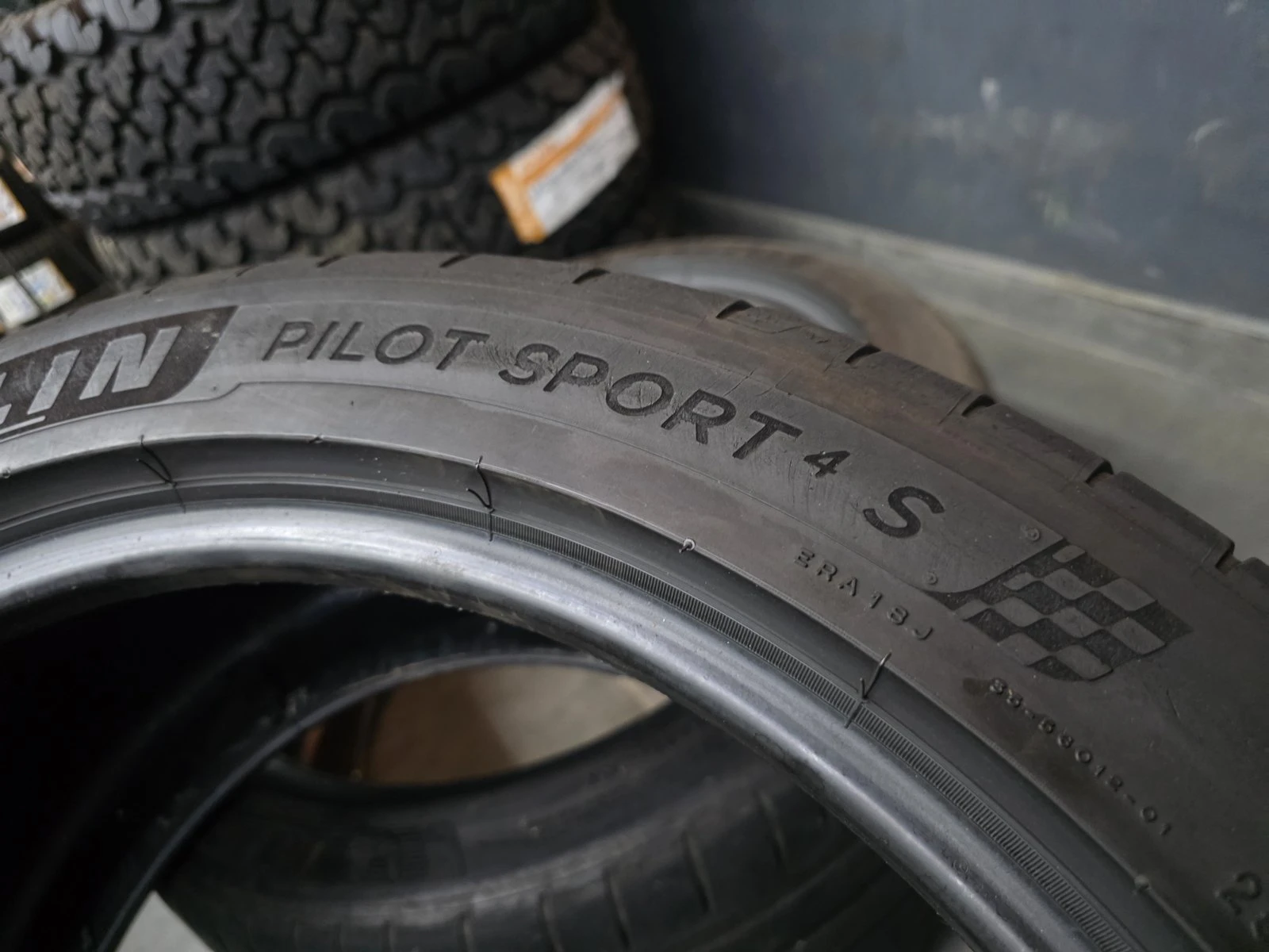 Гуми Летни 255/40R19, снимка 8 - Гуми и джанти - 56731012